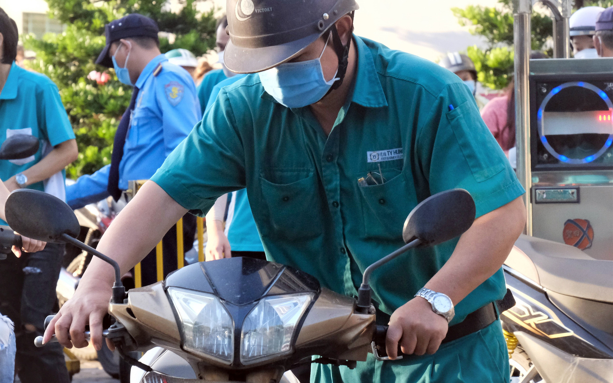 Khó tìm việc sau tuổi 30: Đây là 'chiêu' ứng xử của doanh nghiệp- Ảnh 2. Mất việc tuổi 50: Chẳng lẽ nghẹn ngào rồi bó tay