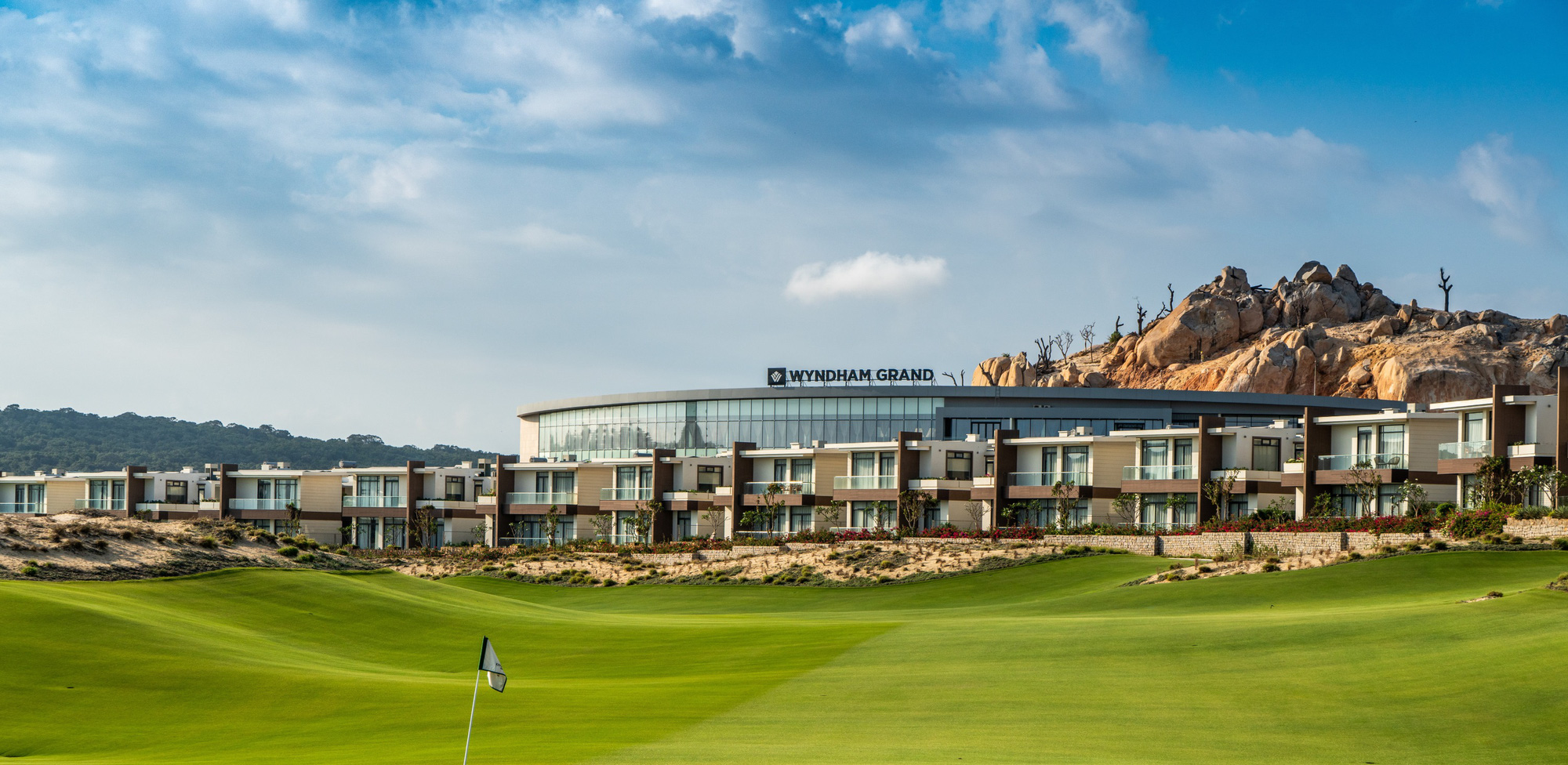 Toàn cảnh sân golf 27 lỗ tiêu chuẩn quốc tế, mang đến cho những người đam mê golf những trải nghiệm đẳng cấp - Ảnh: Đ.H