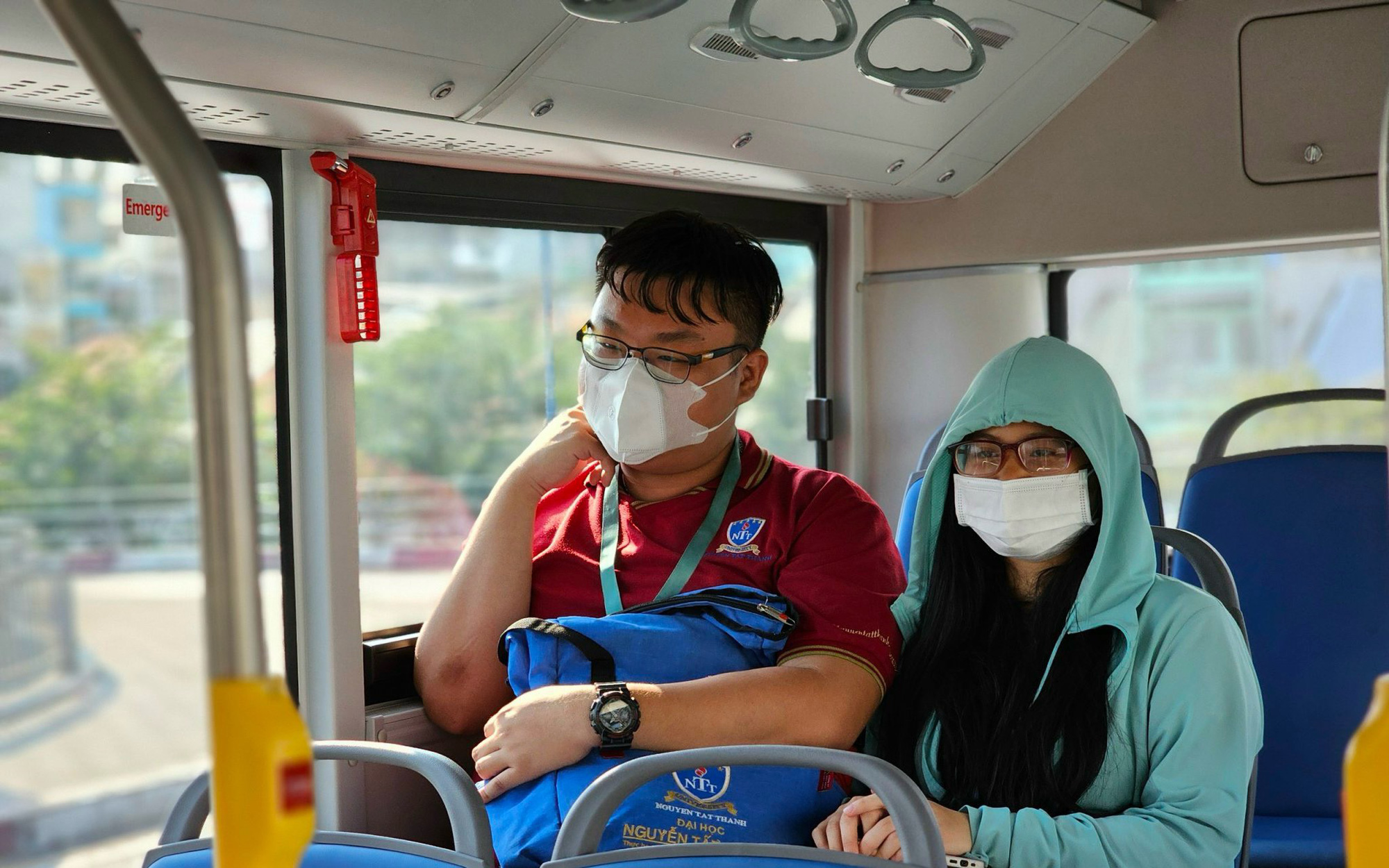 Buýt sông nhộn nhịp lễ 30-4, tàu hai tầng kín chỗ ngắm pháo hoa- Ảnh 7. Có thể đặt vé buýt sông, theo dõi chuyến xe buýt tại TP.HCM qua Zalo