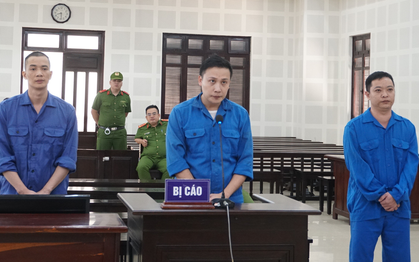Buôn lậu thuốc bắc: Kiểm dịch viên nói không nhận tiền mà chỉ 'tạo điều kiện'- Ảnh 2. Xét xử vụ buôn lậu trăm tấn thuốc bắc từ Trung Quốc về, có sự tiếp tay của kiểm dịch viên