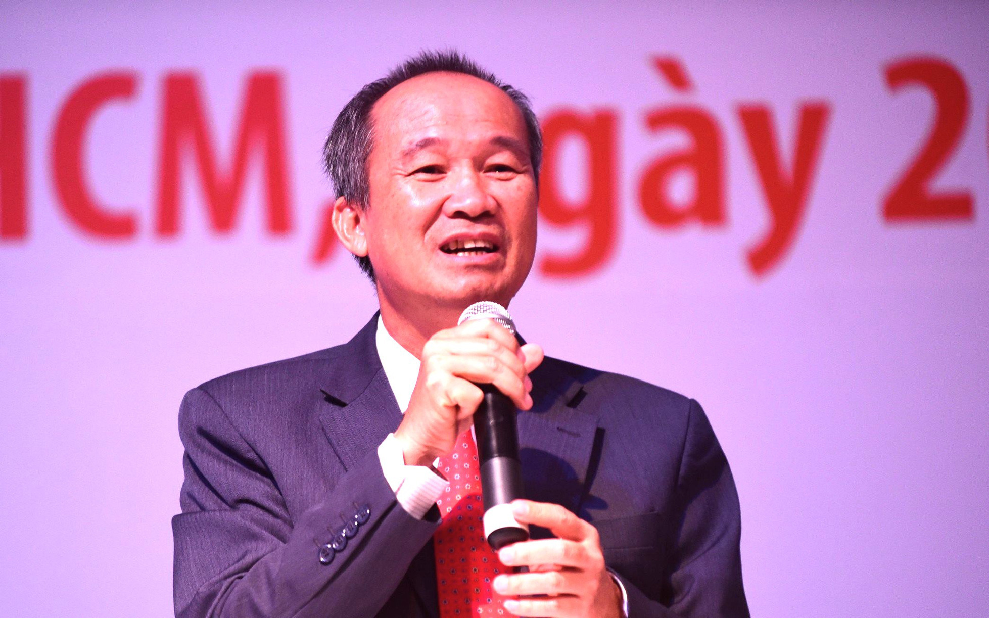 Bộ Công an: Ông Dương Công Minh, chủ tịch Sacombank, không bị cấm xuất cảnh- Ảnh 2. Cổ phiếu ngân hàng đại gia Dương Công Minh ‘sang tay’ nhiều kỷ lục