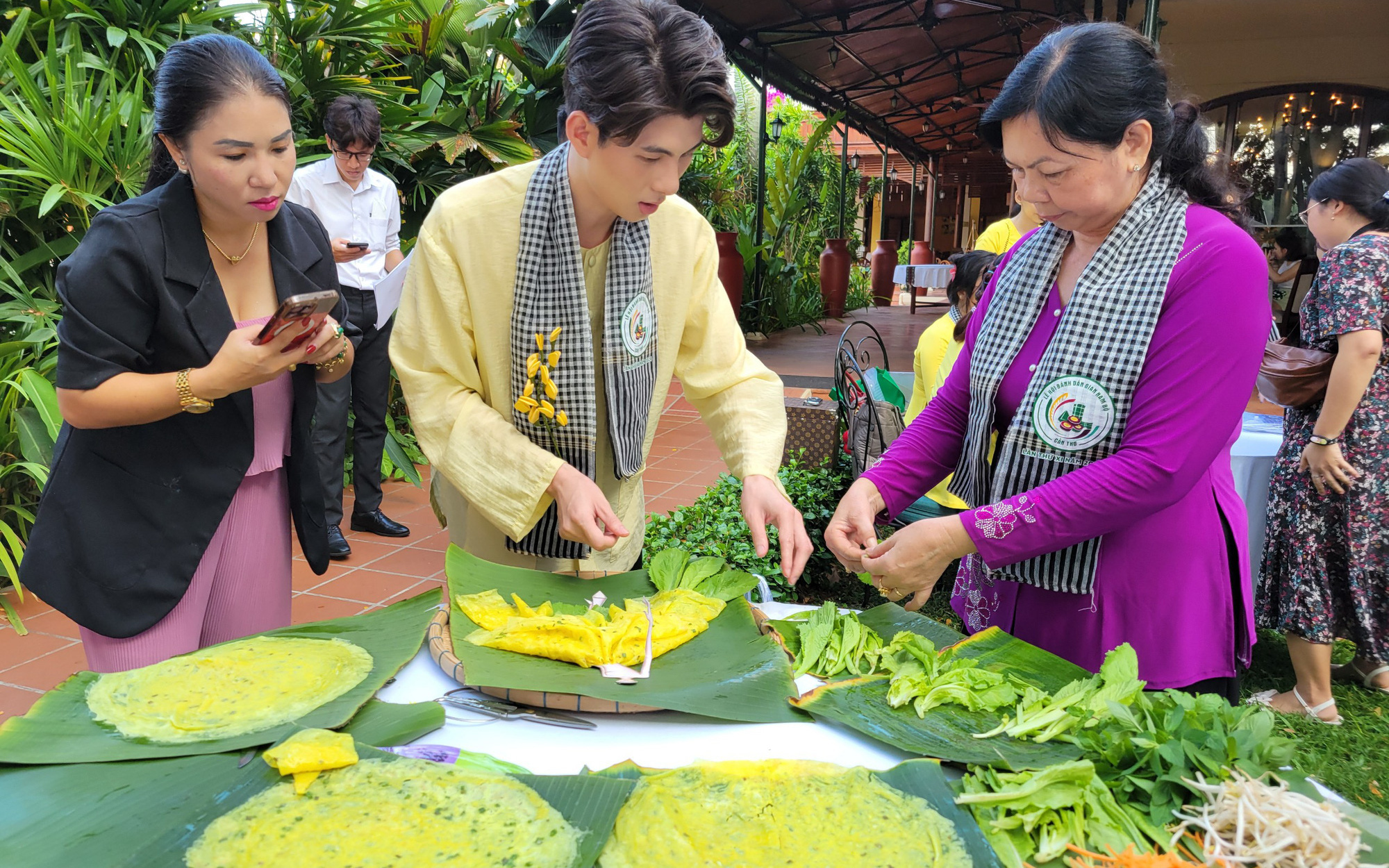 Hàng ngàn người đến thưởng thức bánh dân gian Nam Bộ trong đêm khai mạc- Ảnh 2. Cần Thơ làm bánh xèo 3 mét đãi khách miễn phí tại Lễ hội bánh dân gian Nam Bộ