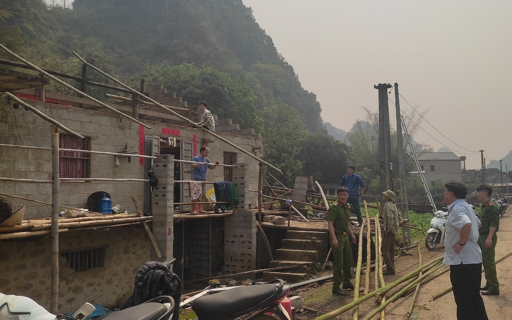 Dông lốc bất ngờ tại Gia Lai làm tốc mái hàng chục nhà dân- Ảnh 2. Dông lốc, mưa đá làm hơn 500 nhà dân ở Cao Bằng tốc mái