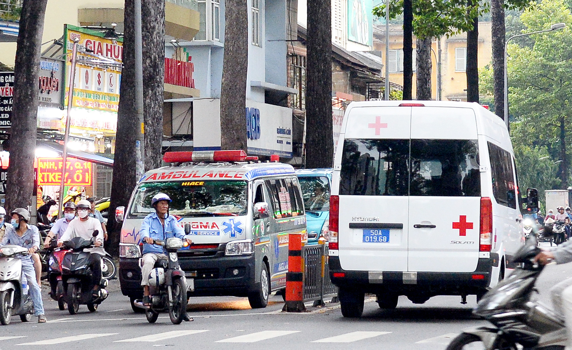 グエンチータイン通り（ホーチミン市5区）にある患者を運ぶ多くの救急車 - 写真: TU TRUNG