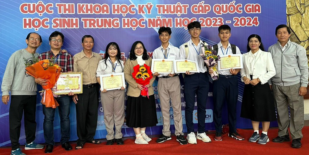 Cô Phạm Thị Bé Hiền, Hiệu trưởng Trường chuyên Lê Hồng Phong cùng các học sinh và giáo viên tham dự cuộc thi khoa học kỹ thuật quốc gia 2024. Trường Lê Hồng Phong đoạt 1 giải nhất, 1 giải ba - Ảnh: nhà trường cung cấp 