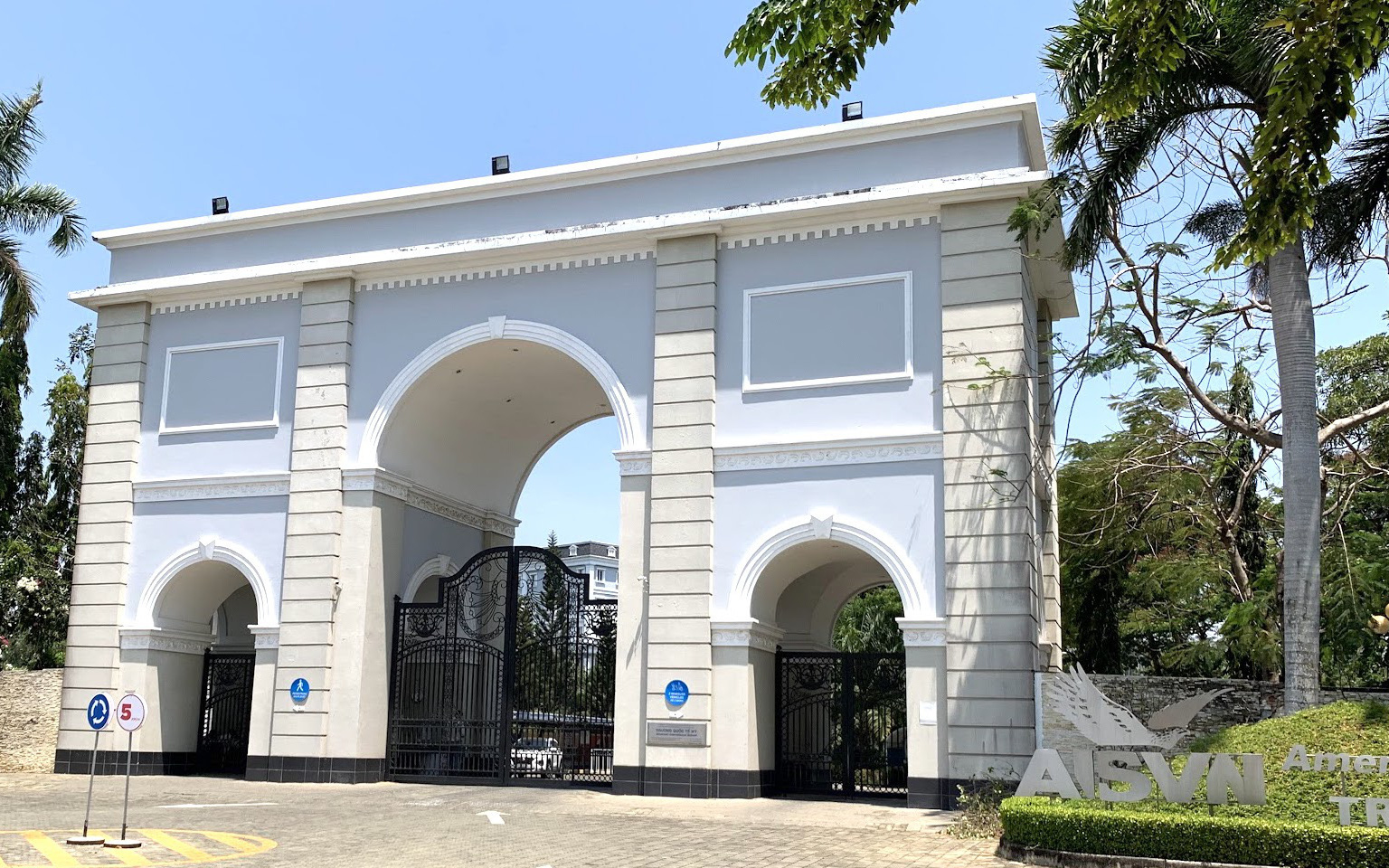 Học sinh Trường quốc tế Mỹ đã đến trường, học theo môn, nhóm lớp do thiếu giáo viên- Ảnh 2. Trường quốc tế AISVN thông báo ngày mai 3-4, học sinh đi học trở lại