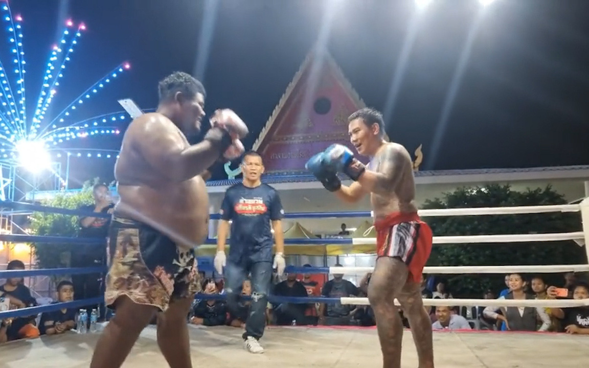 Võ sĩ muay Thái bị cụt tay giành chiến thắng ở ONE Championship- Ảnh 3. Màn so tài cân não giữa võ sĩ gầy và võ sĩ béo