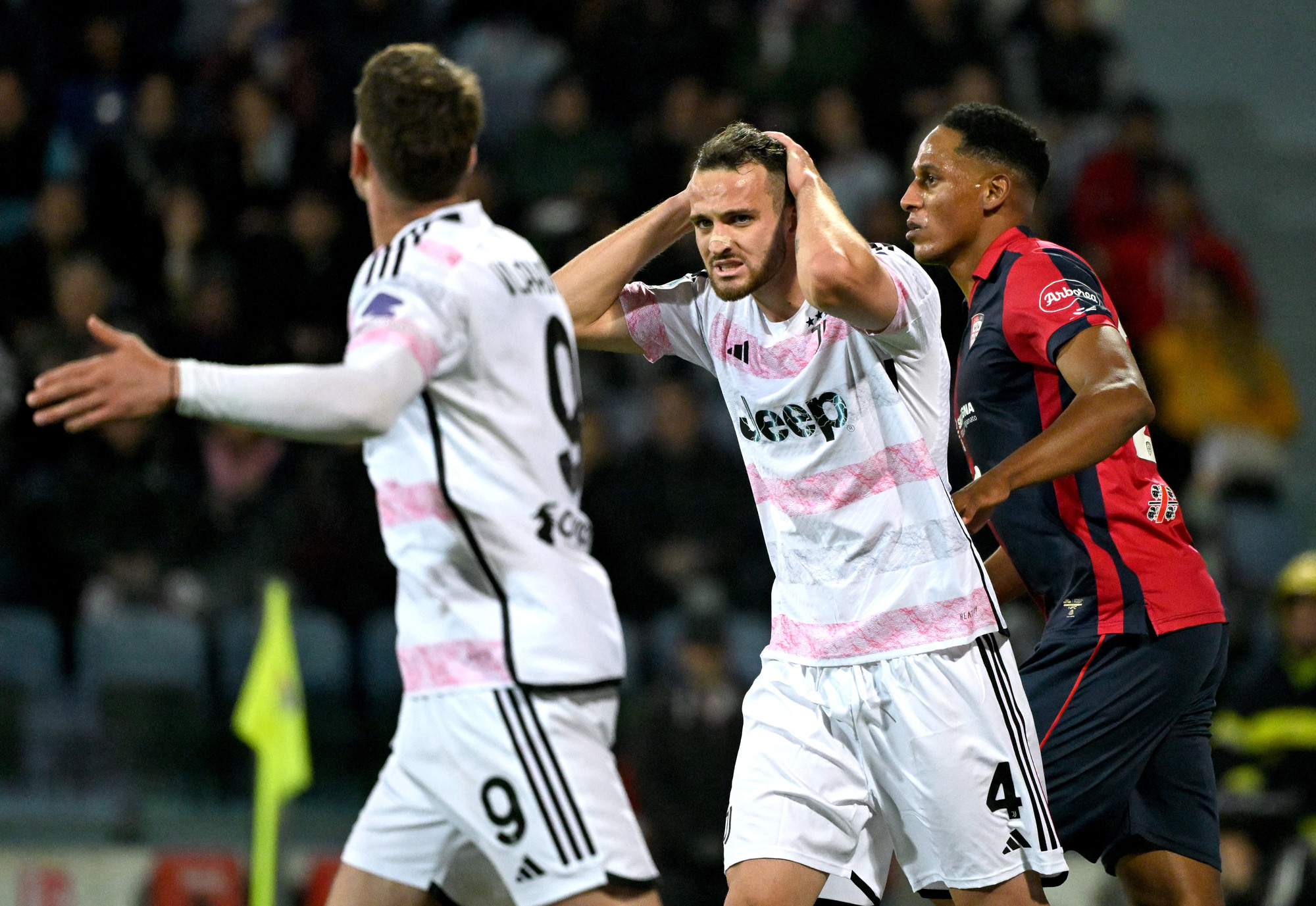 Tin tức thể thao sáng 20-4: Zidane đồng ý dẫn dắt Bayern- Ảnh 2. Juventus vất vả giành lại 1 điểm trước Cagliari - Ảnh: REUTERS