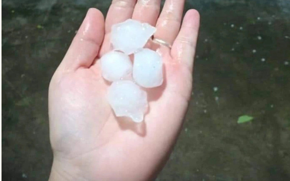 Mưa đá ngày càng nhiều và dữ dội, tại sao?- Ảnh 3. Hà Nội và các tỉnh miền Bắc chiều tối nay có thể lặp lại mưa dông, lốc, mưa đá