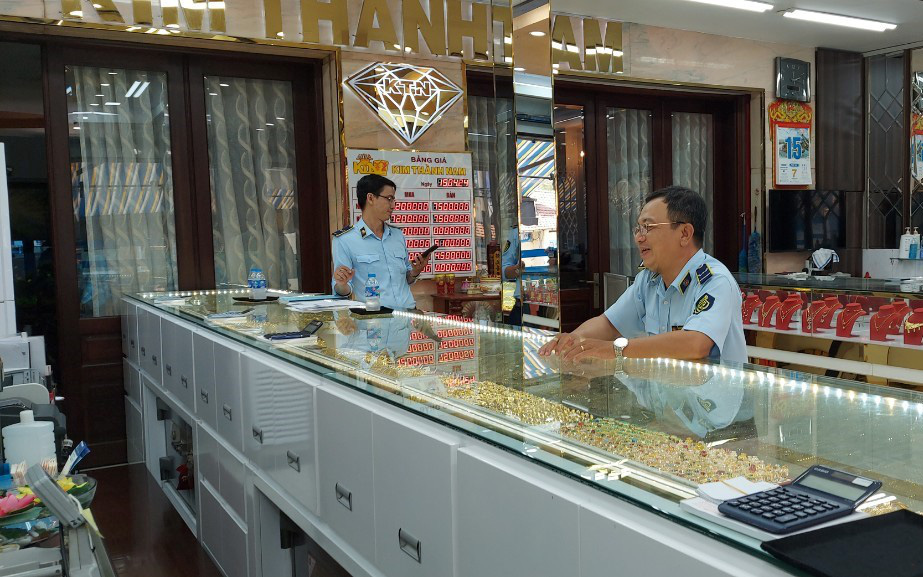 Thanh tra ngay thị trường vàng, không để chậm trễ- Ảnh 3. Quản lý thị trường sẽ kiểm tra các tiệm vàng đến hết năm