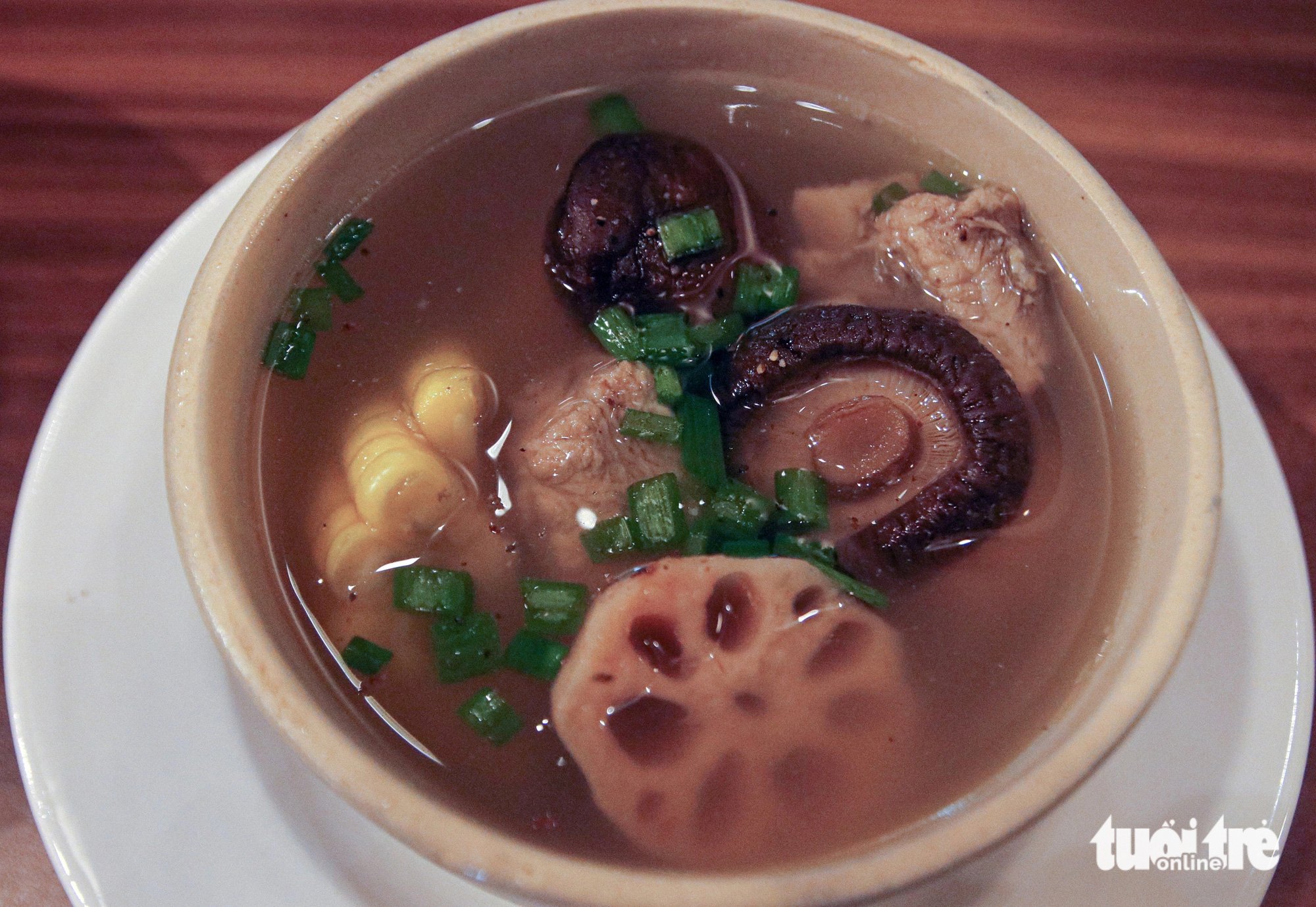 Người Hoa quan niệm ăn canh củ sen cũng giúp ích cho việc dưỡng nhan - Ảnh: HỒ LAM