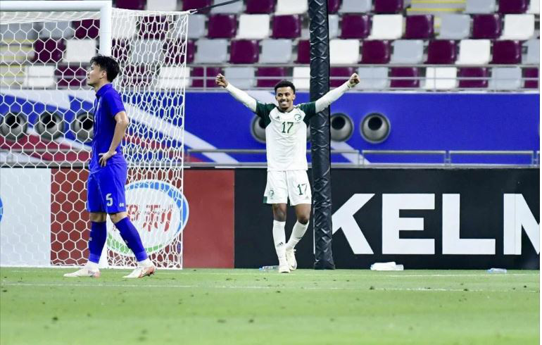 HLV U23 Thái Lan vẫn hài lòng dù thua thê thảm 0-5- Ảnh 1. U23 Thái Lan (áo xanh) thảm bại trước U23 Saudi Arabia - Ảnh: FAT