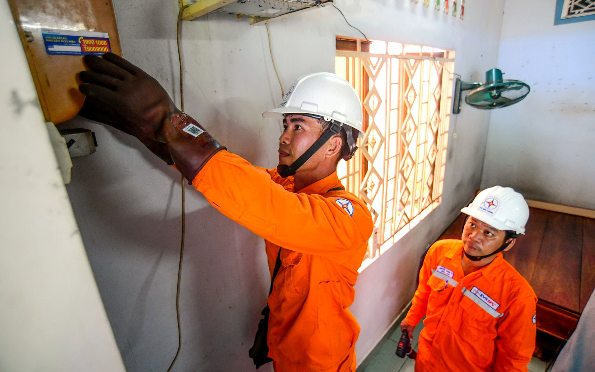 Tiêu thụ điện tiếp tục phá kỷ lục, lần đầu lịch sử vượt mốc 1 tỉ kWh/ngày- Ảnh 2. Nhu cầu điện tăng cao, Bộ Công Thương điều chỉnh kịch bản cung ứng điện