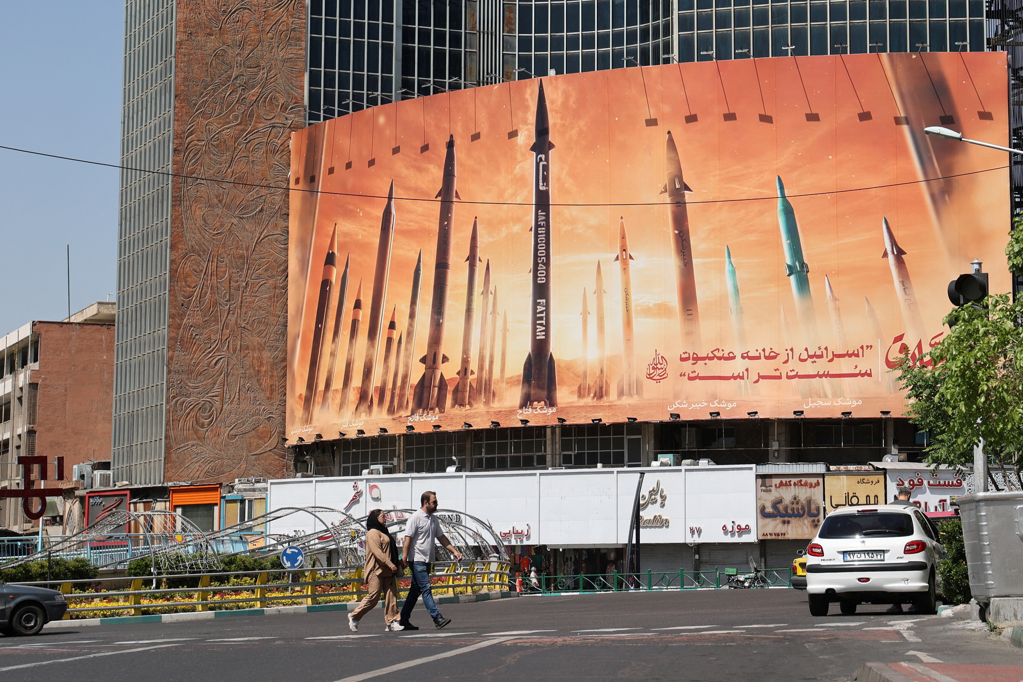 Iran - Israel trong vòng xoáy tấn công, đáp trả- Ảnh 1. Tấm biển chống Israel có hình tên lửa Iran tại Tehran vào ngày 19-4 - Ảnh: Reuters