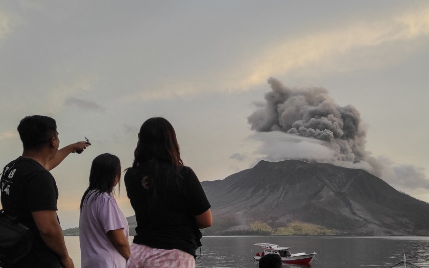 Núi lửa Indonesia phun trào dữ dội, đóng cửa sân bay quốc tế- Ảnh 2. Núi lửa Indonesia phun cột tro bụi 250m khiến 11.000 người sơ tán
