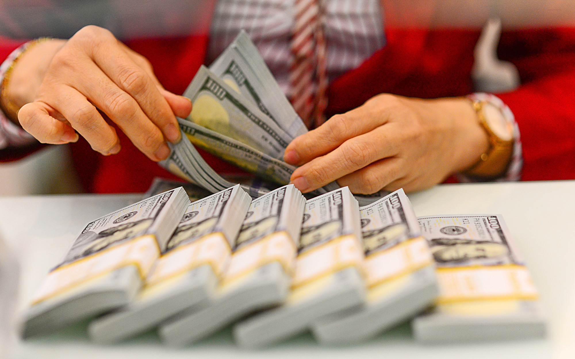 Giá USD tự do bắt đầu hạ nhiệt- Ảnh 2. Bán ngoại tệ can thiệp, hạ nhiệt tỉ giá