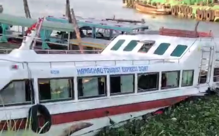 Tai nạn trên sông Tiền: Hướng dẫn viên của tàu Hàng Châu đã qua đời- Ảnh 3. Tai nạn hy hữu trên sông Tiền: Tàu Hàng Châu chở du khách thiếu quan sát?