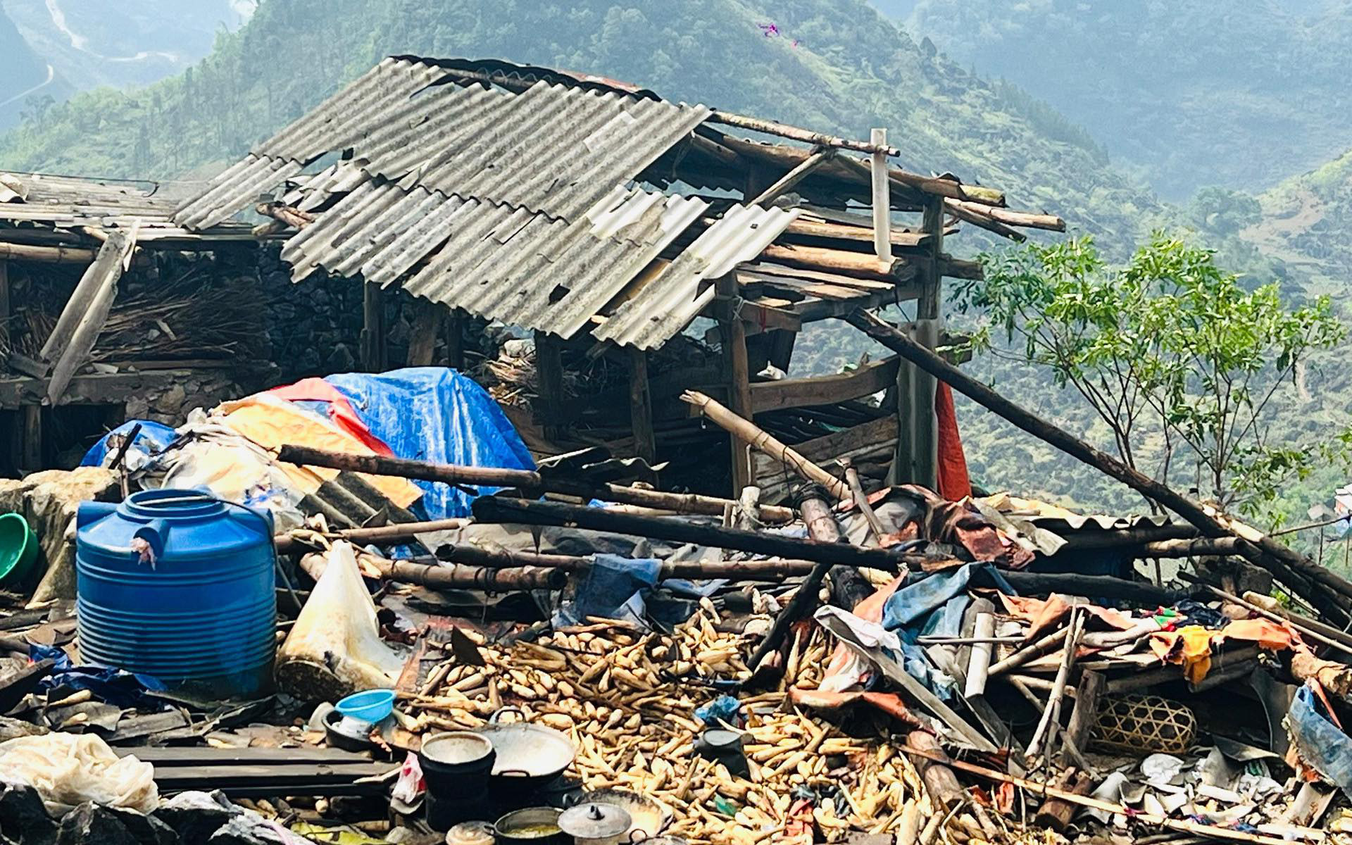 Mưa ít, nắng nóng gia tăng, khô hạn khả năng lan ra miền Trung- Ảnh 2. Mưa lớn kèm gió lốc gây sập nhà ở Hà Giang, một cháu bé tử vong