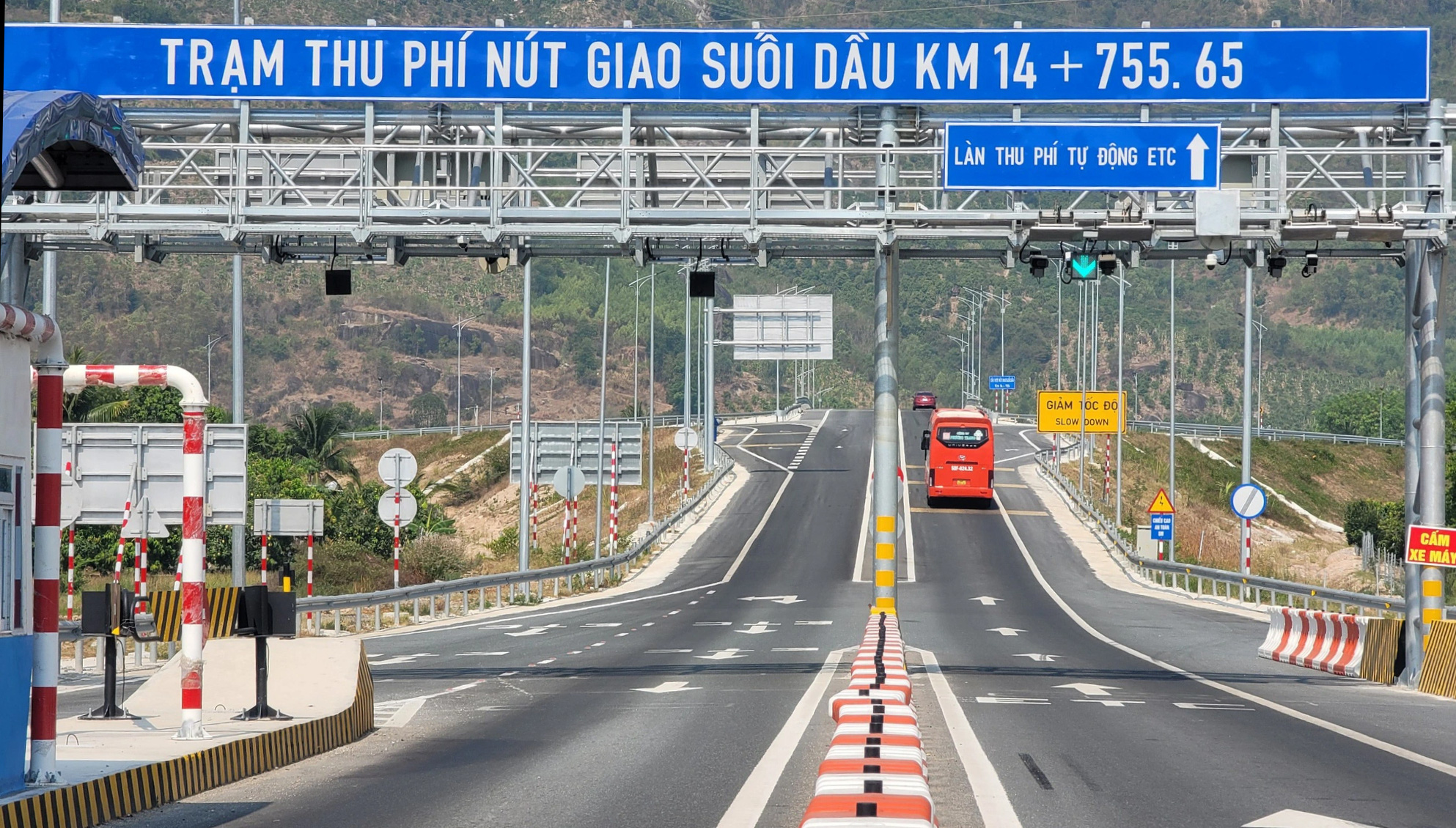 Trạm thu phí tại nút giao Suối Dầu trên cao tốc Nha Trang - Cam Lâm - Ảnh: TRẦN HƯỚNG