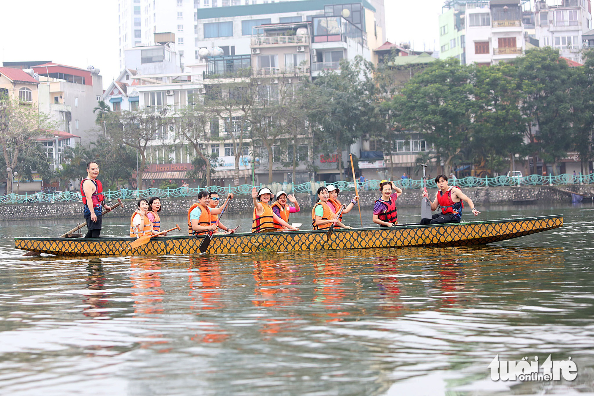 Cuối tuần, lên hồ Tây bơi chải thuyền rồng- Ảnh 5.