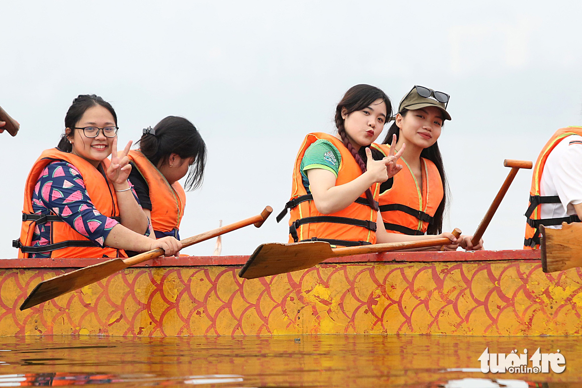 Cuối tuần, lên hồ Tây bơi chải thuyền rồng- Ảnh 4.