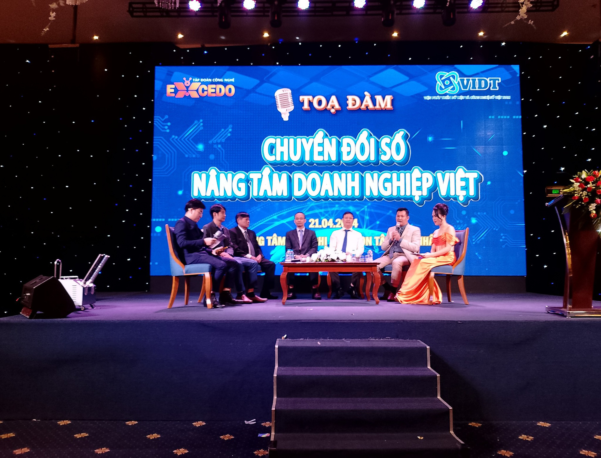Tọa đàm trong khuôn khổ diễn đàn "Chuyển đổi số - nâng tầm doanh nghiệp Việt” tổ chức hôm nay 21-4 - Ảnh: M.T