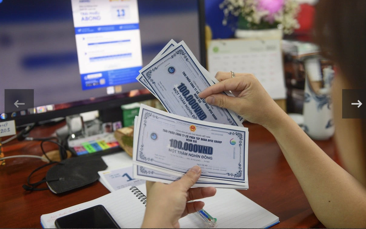 Nhiều ngân hàng tăng lãi suất tiết kiệm, vì sao ‘đại gia’ ôm nợ trái phiếu đâm lo?- Ảnh 2. Cấm ngân hàng đánh tráo khái niệm trái phiếu như tiền tiết kiệm
