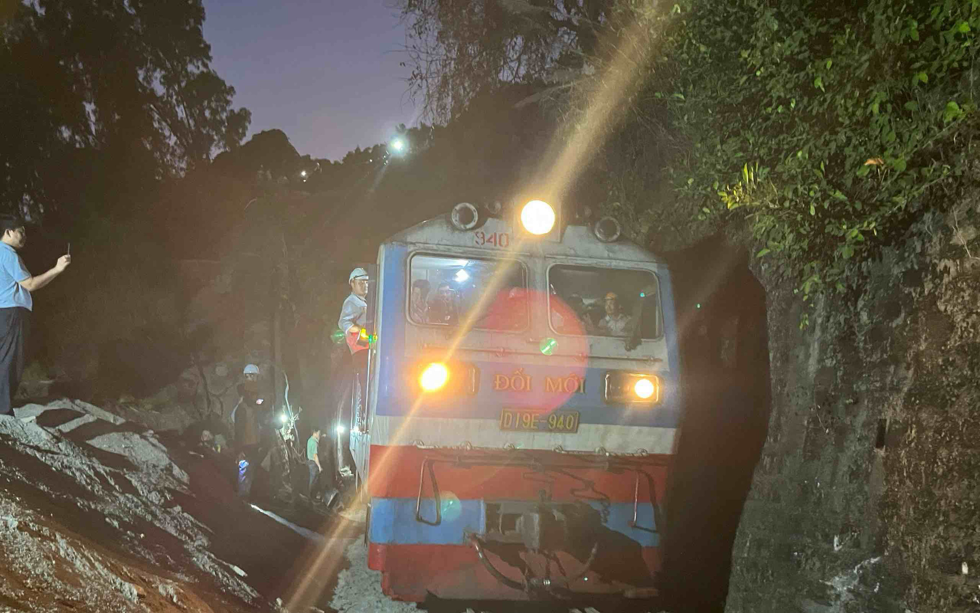 Sụt lở hầm Bãi Gió làm đường sắt thiệt hại hơn 50 tỉ đồng- Ảnh 3. Chính thức thông tuyến đường sắt qua hầm Bãi Gió