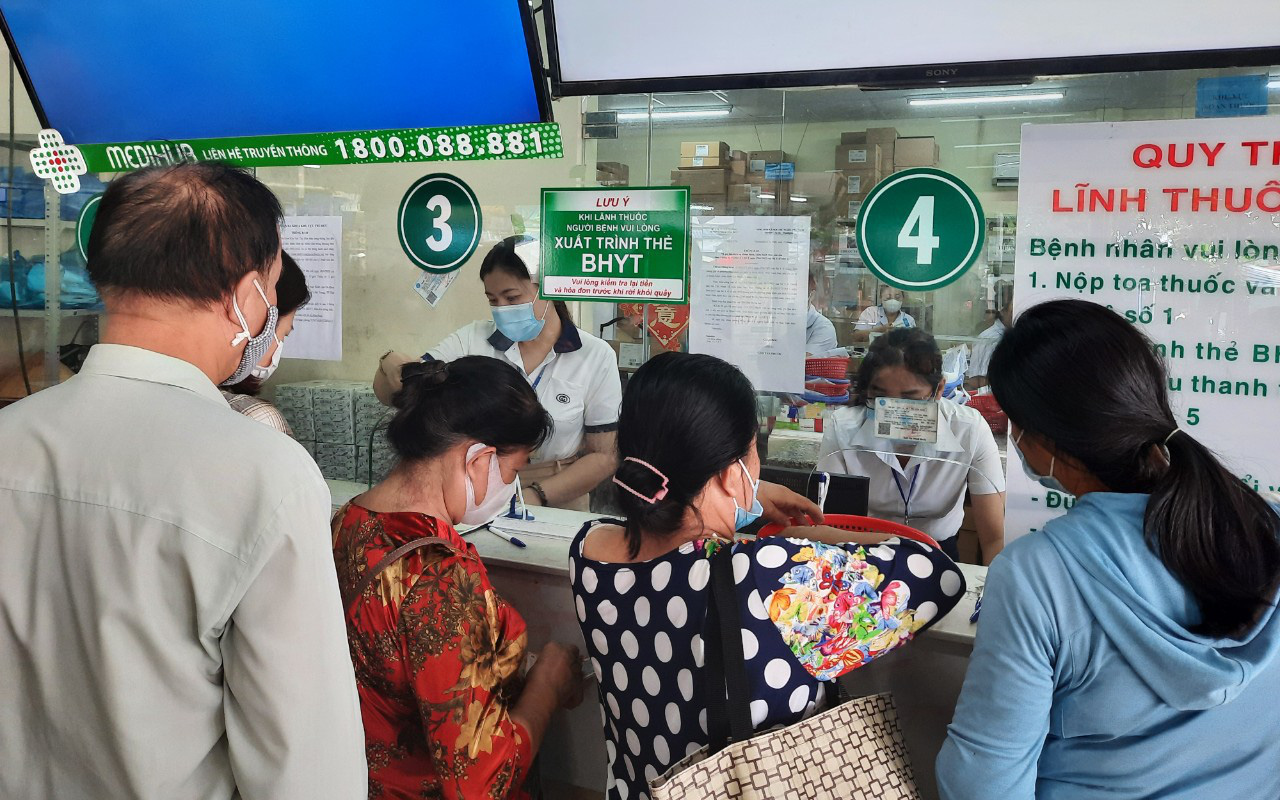 Người bệnh mạn tính mỏi mòn chờ đợi lãnh thuốc bảo hiểm y tế- Ảnh 2. Người bệnh mạn tính 'lặn lội' hàng chục km hằng tháng để tái khám