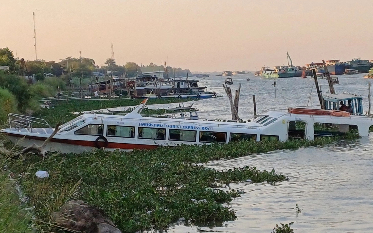 Bắt giam lái tàu gây tai nạn khiến 1 người chết ở An Giang- Ảnh 2. Tai nạn trên sông Tiền: Hướng dẫn viên của tàu Hàng Châu đã qua đời