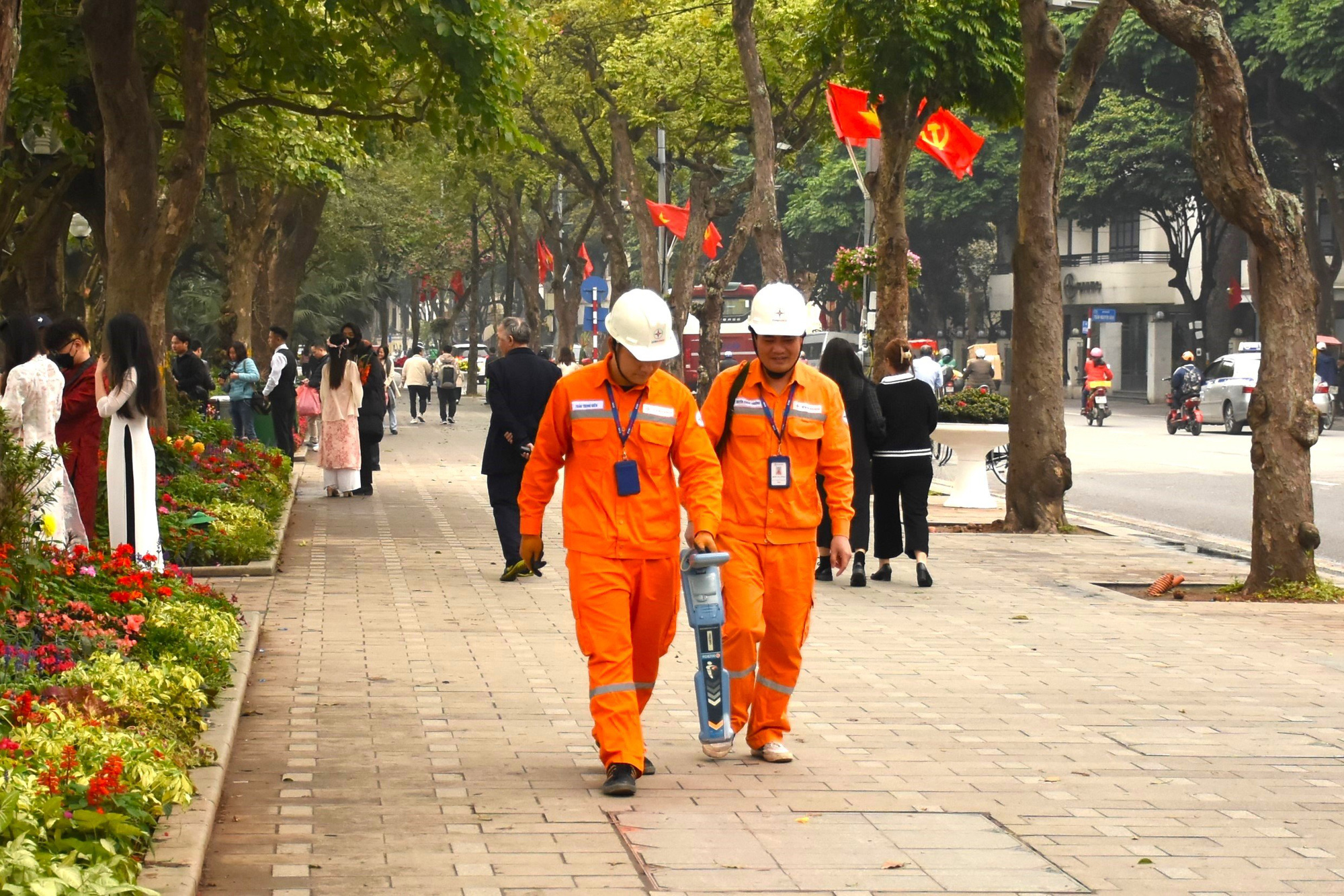 EVNHANOI kiểm tra tình trạng tuyến đường dây ngầm khu vực phố đi bộ tại Hồ Hoàn Kiếm