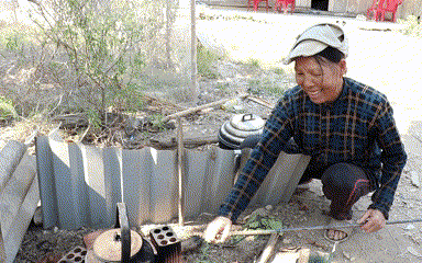 Thẩm phán ở Lâm Đồng bị trộm vào nhà chém trọng thương- Ảnh 3. Khí phun lên khi khoan giếng, chủ nhà ở Lâm Đồng tận dụng nấu ăn