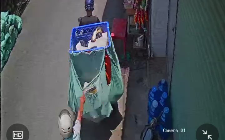 Vụ shipper bị trộm xe máy cùng 81 đơn hàng: Hai anh em ruột đi trộm khai gì?- Ảnh 6. Camera ghi cảnh shipper bị trộm xe máy và hàng chục đơn hàng trong 12 giây