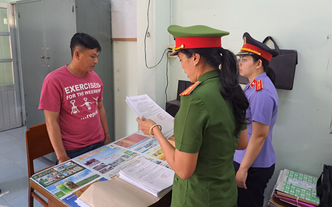 Tai nạn lúc sáng sớm, xe tải va chạm với xe con làm 1 người chết, 3 người bị thương- Ảnh 3. Bắt giam lái tàu gây tai nạn khiến 1 người chết ở An Giang