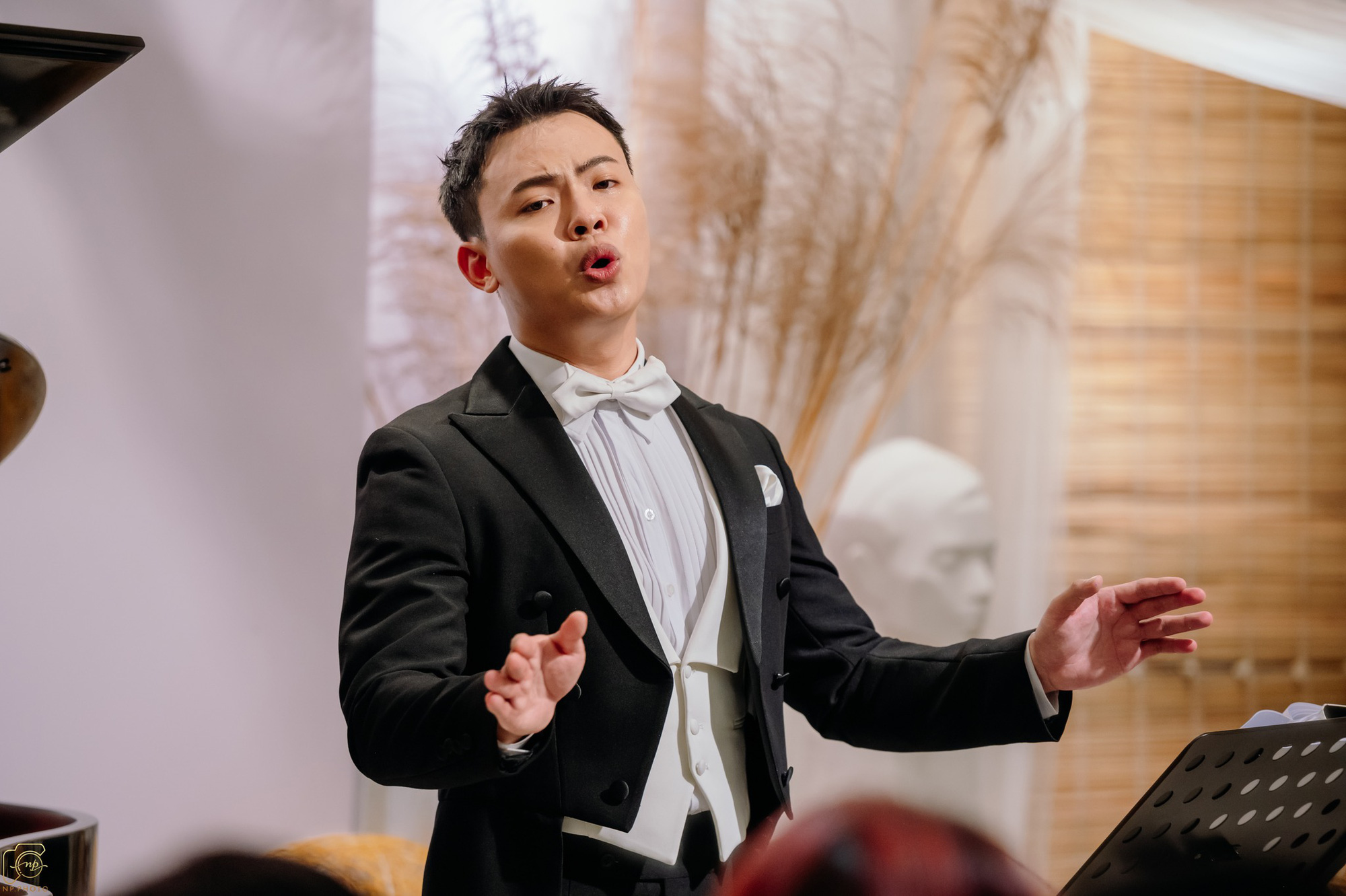 Sinh năm 1997 tại An Giang, Thế Huy thuộc lứa ca sĩ trẻ của dòng nhạc cổ điển. Năm 2019, Huy từng đại diện Nhạc viện TP.HCM tham gia dự thi và trình diễn tại Liên hoan âm nhạc quốc tế Chicago - Ảnh: MINH NHẬT