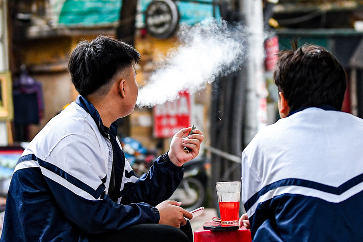 Học sinh sử dụng thuốc lá điện tử tăng gấp đôi sau một năm - Ảnh minh họa: NAM TRẦN