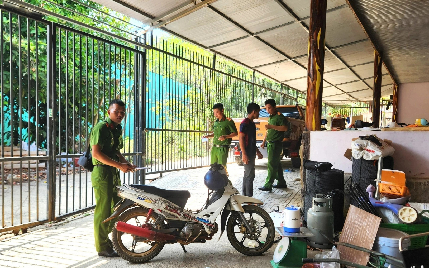 Thẩm phán ở Lâm Đồng bị trộm vào nhà chém trọng thương- Ảnh 2. Công an Lâm Đồng truy bắt nhóm mang mã tấu vào nhà chém người