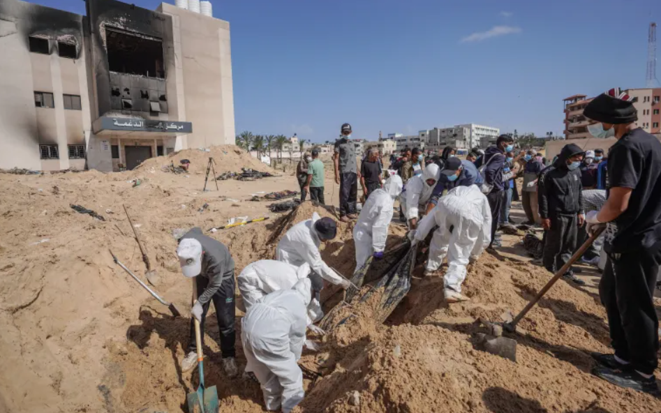 Tìm hoa dọc chiến hào ở Gaza, Ukraine- Ảnh 11. Phát hiện mộ tập thể gần 300 thi thể ở Dải Gaza, có dấu hiệu bị hành quyết