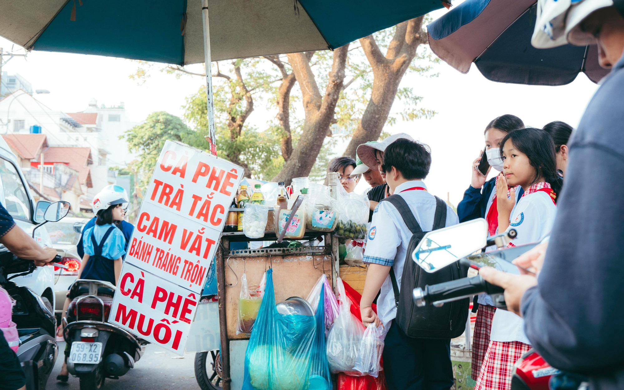 Hàng rong tràn lan: Giám đốc Sở Công Thương nói nếu không có người mua thì không có người bán- Ảnh 2. Nhiều vụ học sinh nghi ngộ độc: Mạnh tay hơn với hàng rong cổng trường