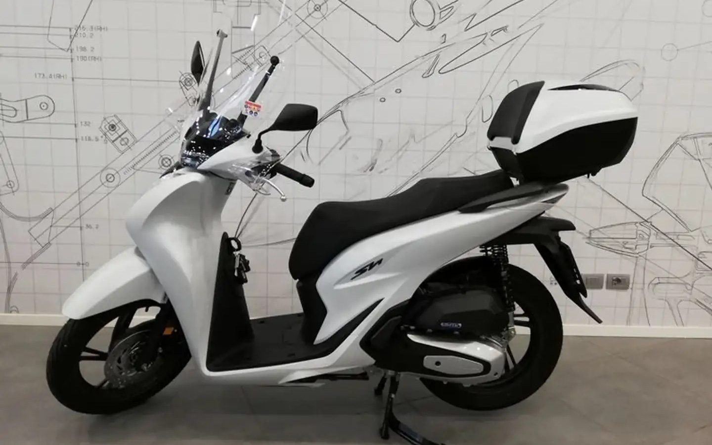Xe máy điện Ấn Độ đăng ký ở Việt Nam: Trang bị xịn hơn Honda SH, giá dễ trên 80 triệu đồng- Ảnh 7. Honda SH 2024 thêm màu mới sang chảnh, giá quy đổi 98 triệu đồng