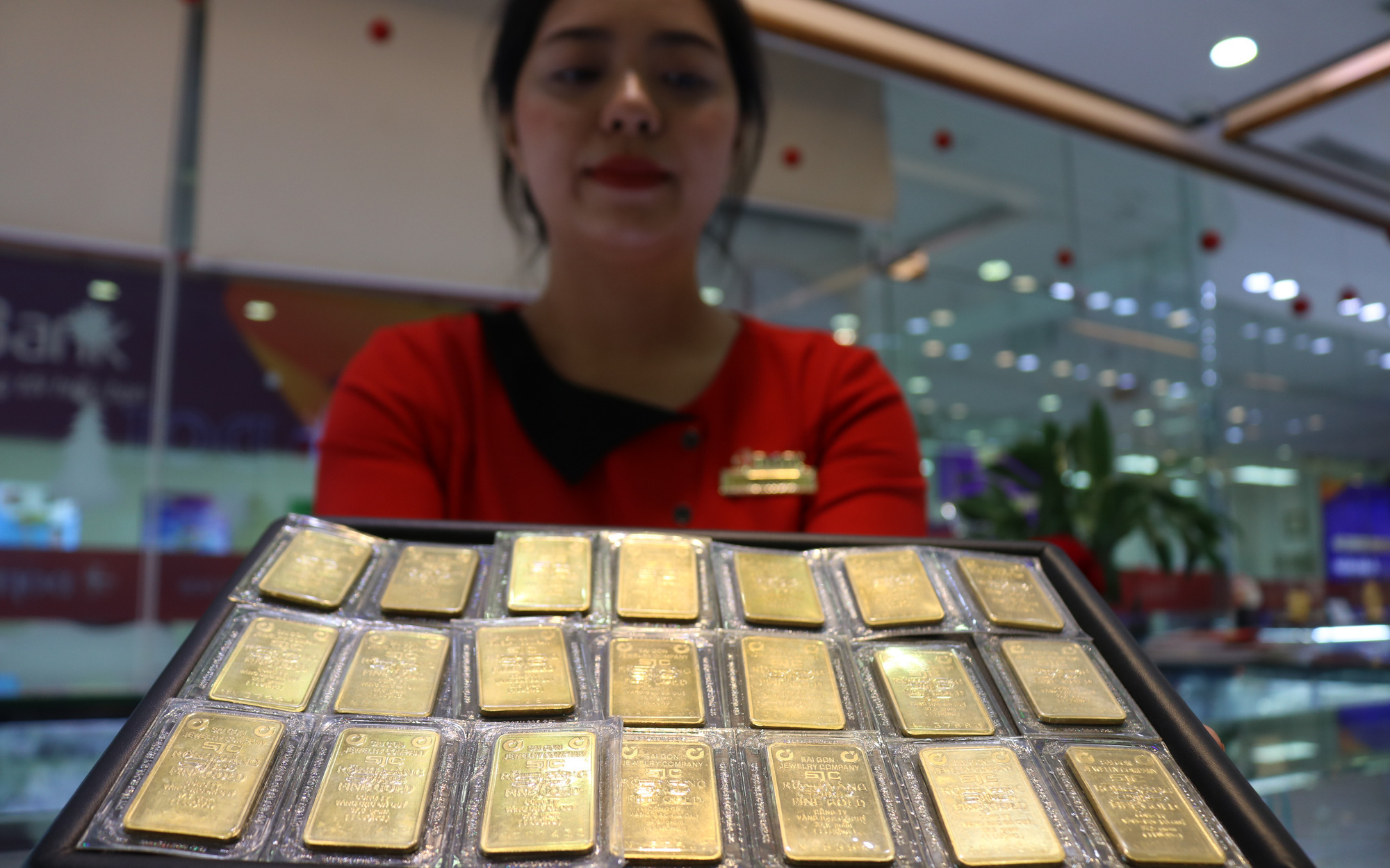 Trước phiên đấu thầu vàng thứ 2, giá vàng tăng không ngừng- Ảnh 2. Ế 13.400 lượng vàng sau phiên đấu thầu sáng nay