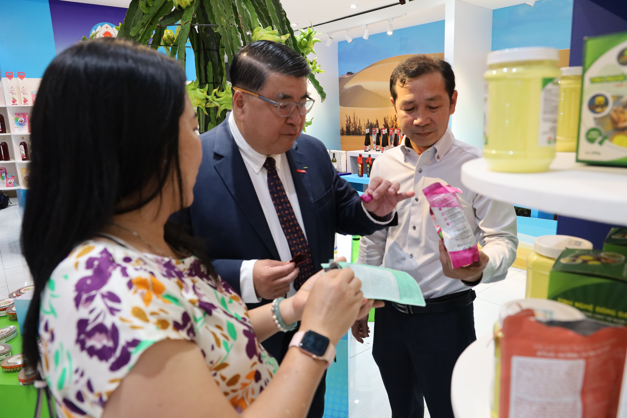 Ông Paul Le, phó chủ tịch của Central Retail tại Việt Nam, nhận xét về sản phẩm, bao bì với các nhà sản xuất Việt Nam - Ảnh: H.K