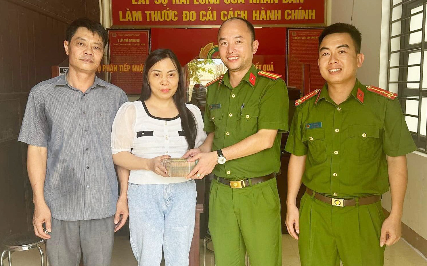 Thấy tài khoản tăng thêm gần 400 triệu đồng, người đàn ông vội báo công an- Ảnh 2. Người phụ nữ nhận lại 400 triệu đồng chuyển nhầm