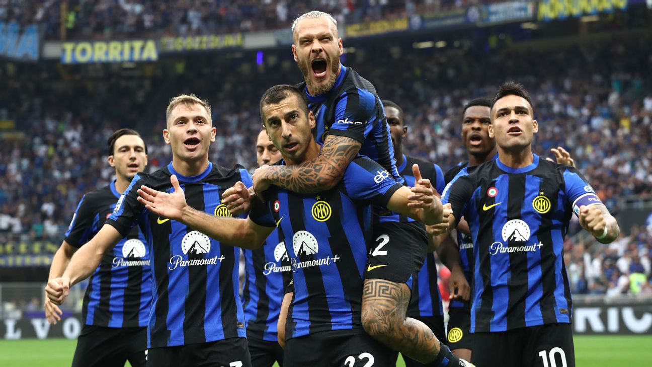Thắng AC Milan, Inter Milan lên ngôi vô địch Serie A sớm 5 vòng đấu- Ảnh 1. Niềm vui của các cầu thủ Inter Milan sau khi đánh bại đối thủ truyền kiếp AC Milan để lên ngôi - Ảnh: Getty