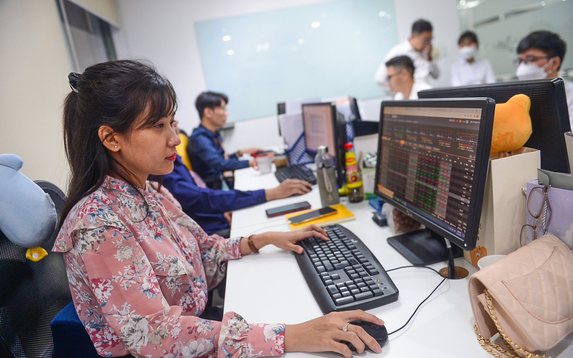Điều gì đưa thị trường chứng khoán tăng một mạch vượt mốc 'huyền thoại' 1.200?- Ảnh 3. Sắc đỏ lan rộng thị trường chứng khoán, dòng tiền vẫn thận trọng