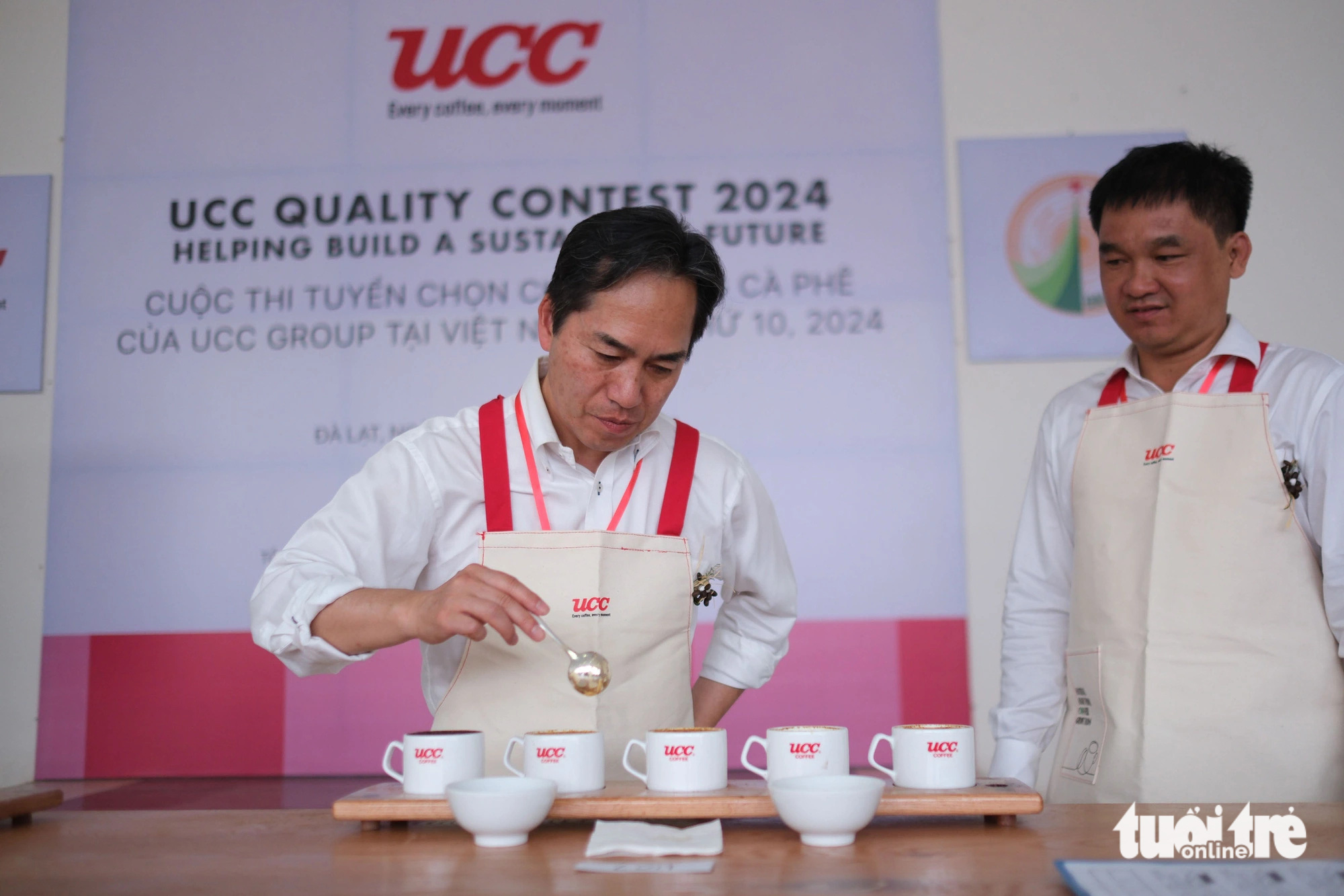 Chuyên gia của Tập đoàn UCC Ueshima Coffee đang chấm điểm cà phê - Ảnh: M.V