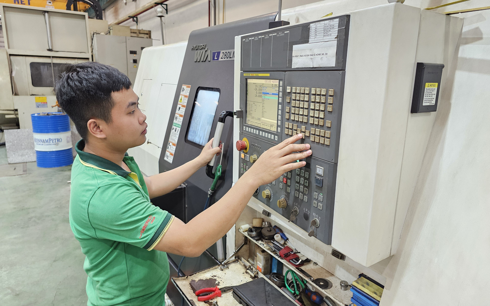 Tiêu thụ điện tăng kỷ lục, EVN phải huy động toàn bộ nhà máy nhiệt điện than- Ảnh 4. Điều chỉnh giờ sản xuất mùa nóng, doanh nghiệp giảm đến 15% tiền điện