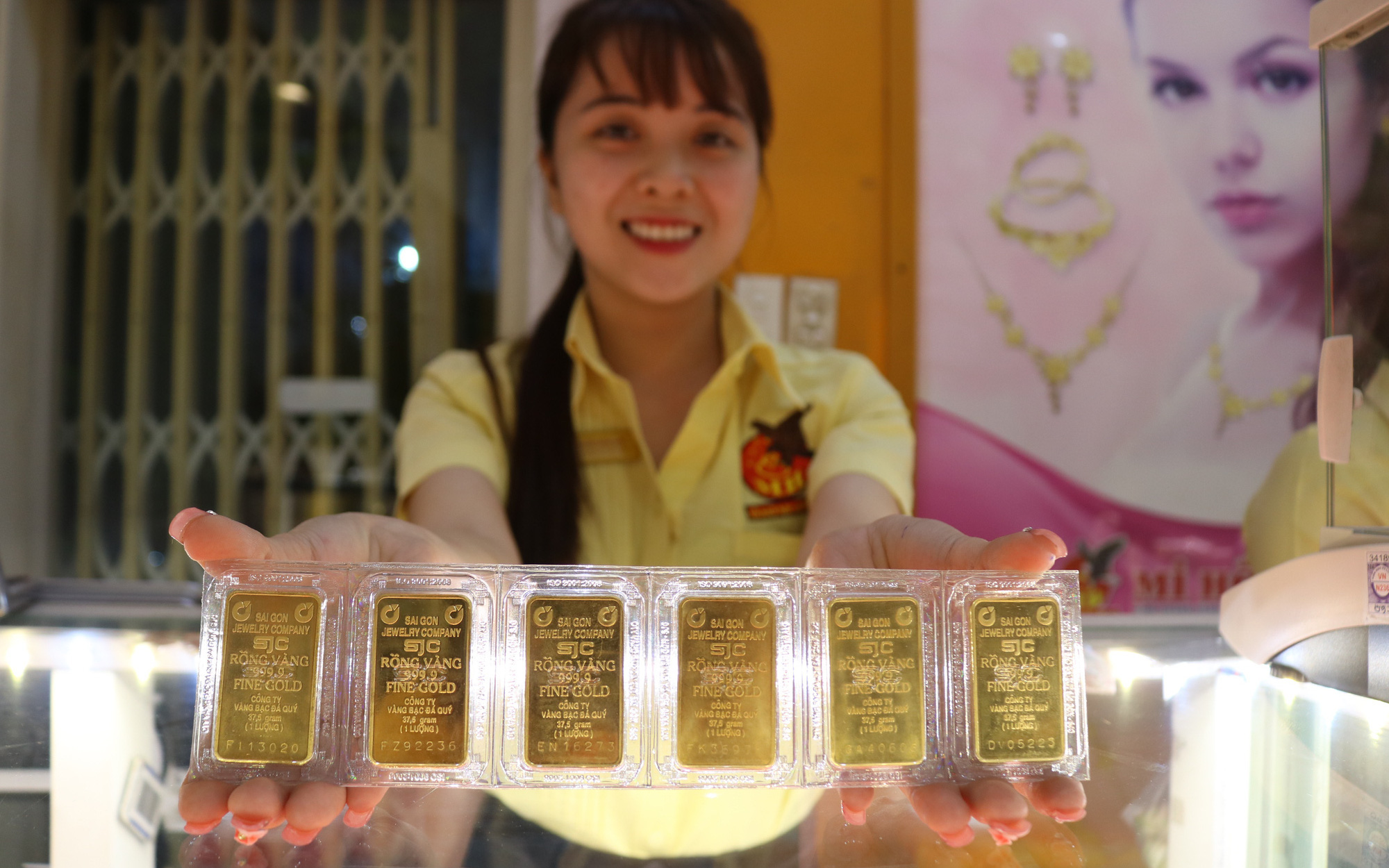 Giá vàng thế giới lao dốc, xuyên thủng ngưỡng 2.300 USD/ounce- Ảnh 2. Trước phiên đấu thầu vàng thứ 2, giá vàng tăng không ngừng