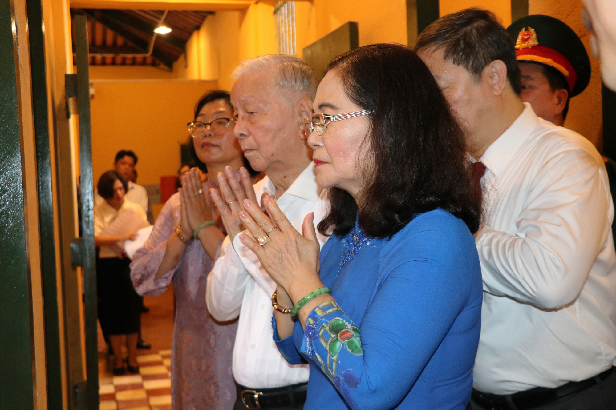 Chủ tịch HĐND TP.HCM Nguyễn Thị Lệ cùng đoàn đại biểu tham quan khu di tích và bày tỏ lòng thành kính, tri ân Tổng bí thư Trần Phú cùng các anh hùng liệt sĩ đã hy sinh vì độc lập dân tộc - Ảnh: CẨM NƯƠNG