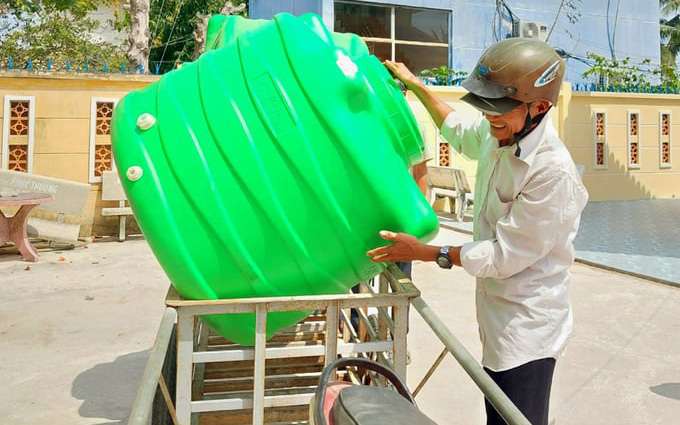 TP.HCM tặng nước ngọt hỗ trợ người dân bị ảnh hưởng bởi hạn mặn- Ảnh 7. Tặng hàng trăm bồn nhựa Plasman Tân Á Đại Thành cho người dân vùng hạn mặn